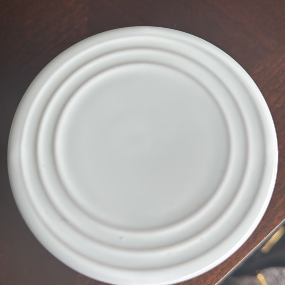 Le Creuset White Ceramic Storage Jar Signature Garlic Keeper - Picture 3 of 6